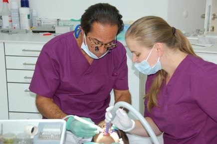 Patient wird behandelt in der Zahnarztpraxis von Dr. Martin Smetan